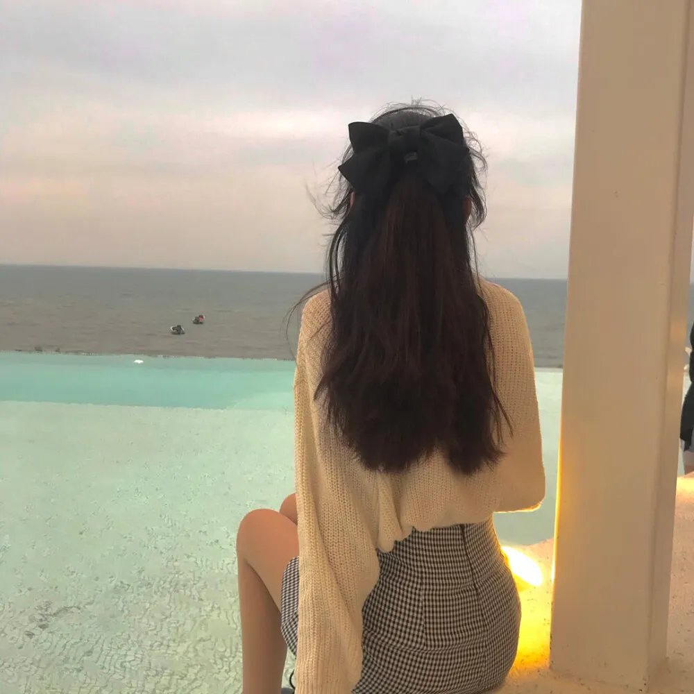 黑衣女孩